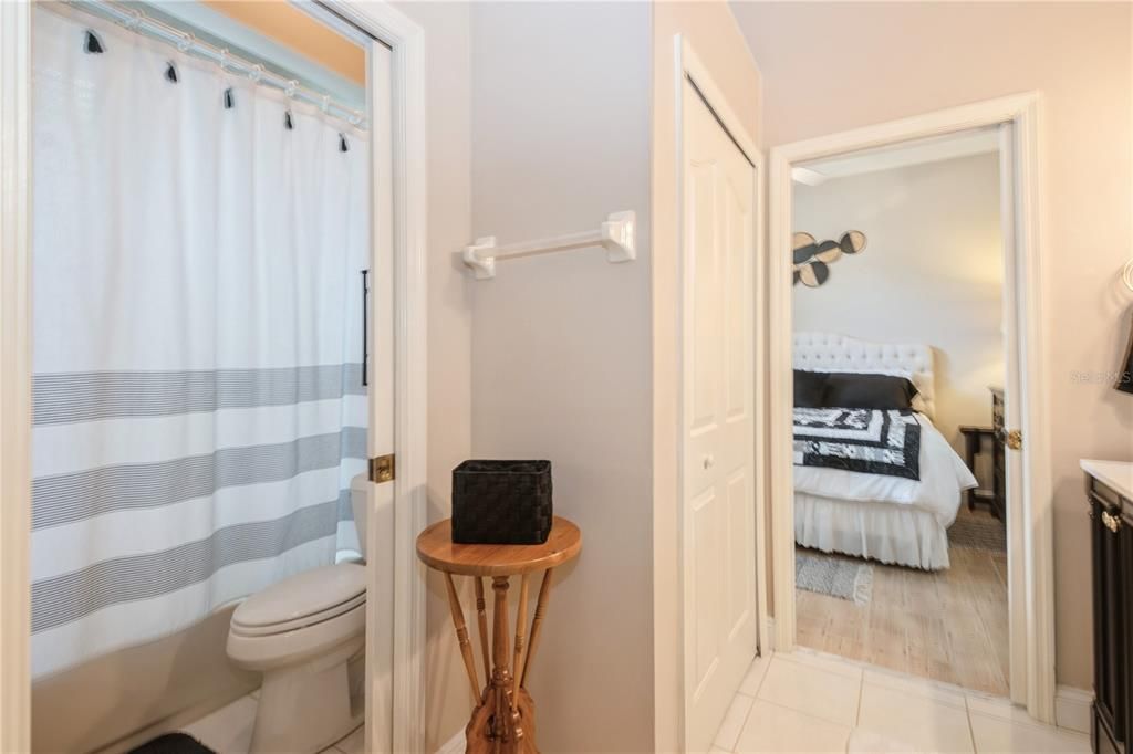 合同活跃: $499,900 (4 贝兹, 3 浴室, 2570 平方英尺)