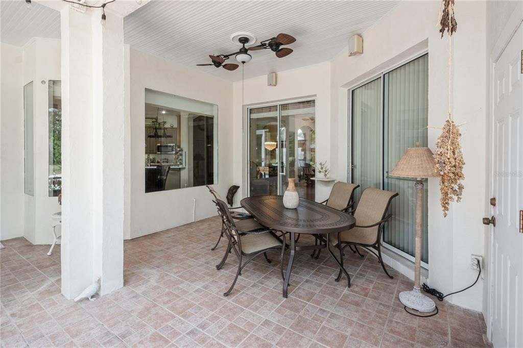 合同活跃: $499,900 (4 贝兹, 3 浴室, 2570 平方英尺)