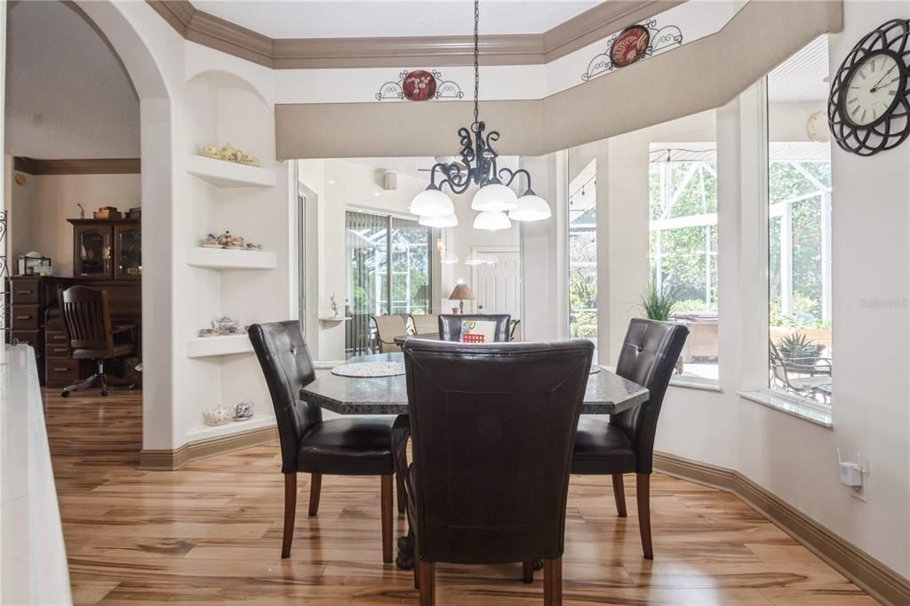 合同活跃: $499,900 (4 贝兹, 3 浴室, 2570 平方英尺)