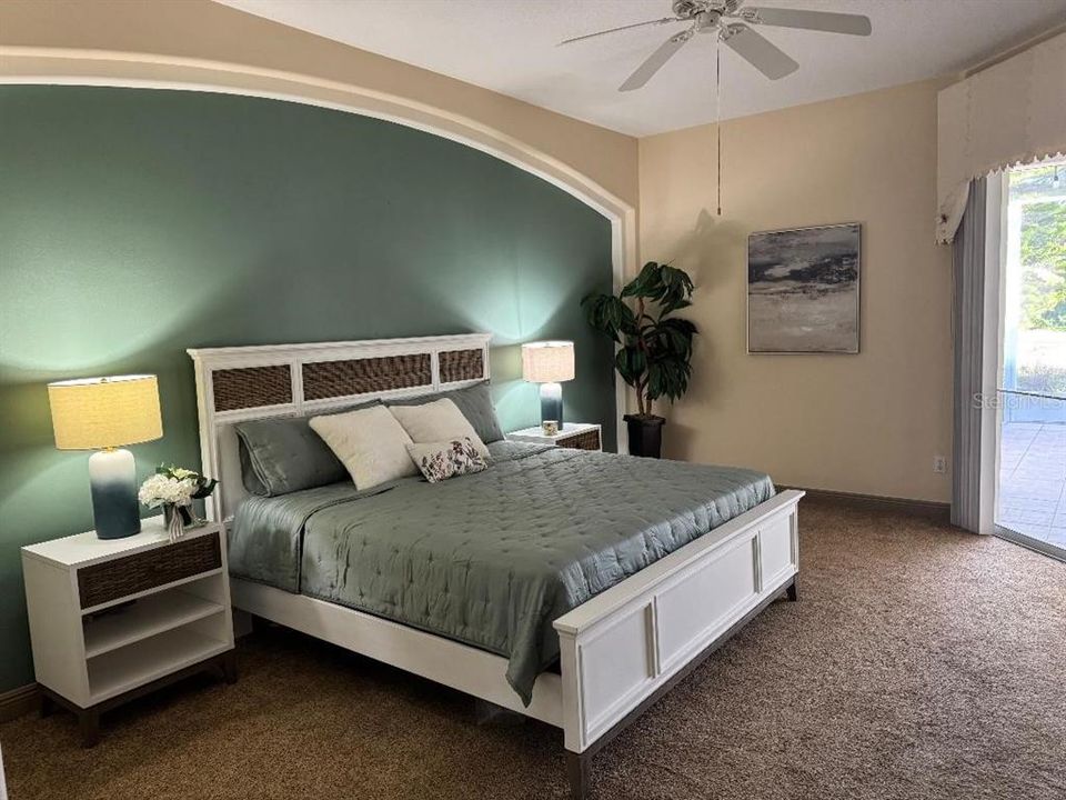 合同活跃: $499,900 (4 贝兹, 3 浴室, 2570 平方英尺)