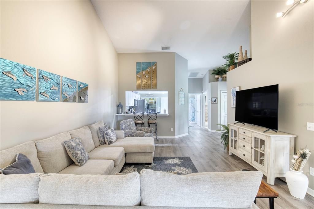 For Sale: $289,900 (2 beds, 2 baths, 1171 Square Feet)