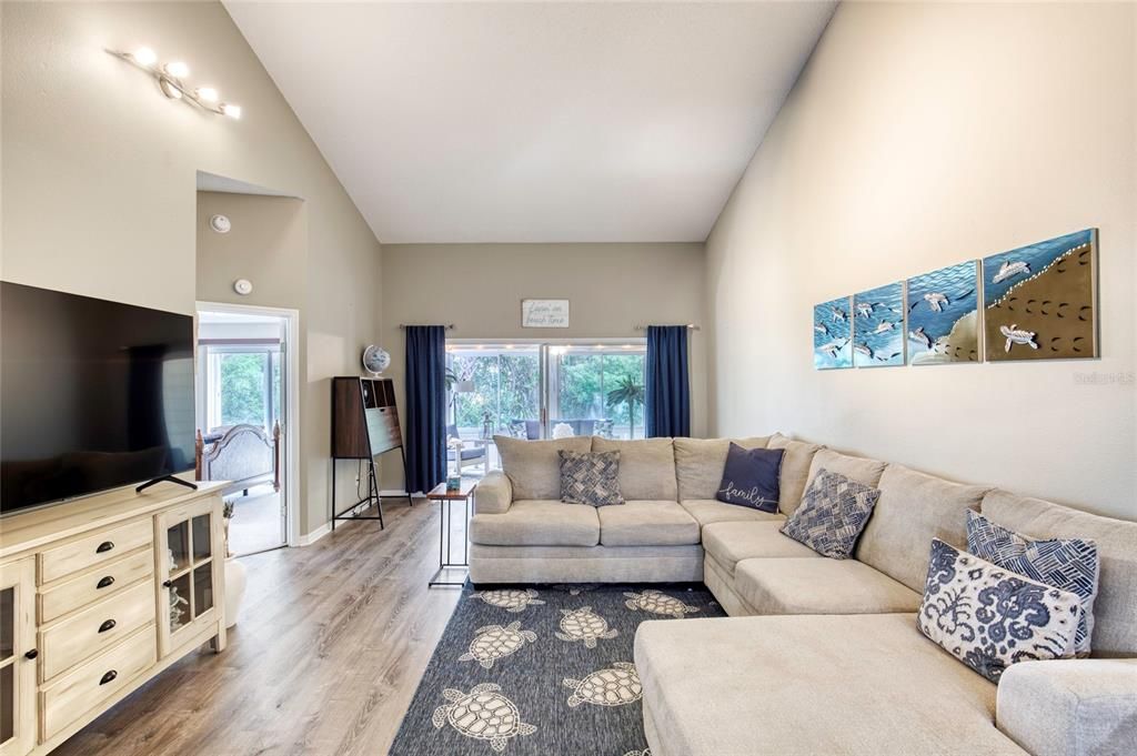 For Sale: $289,900 (2 beds, 2 baths, 1171 Square Feet)