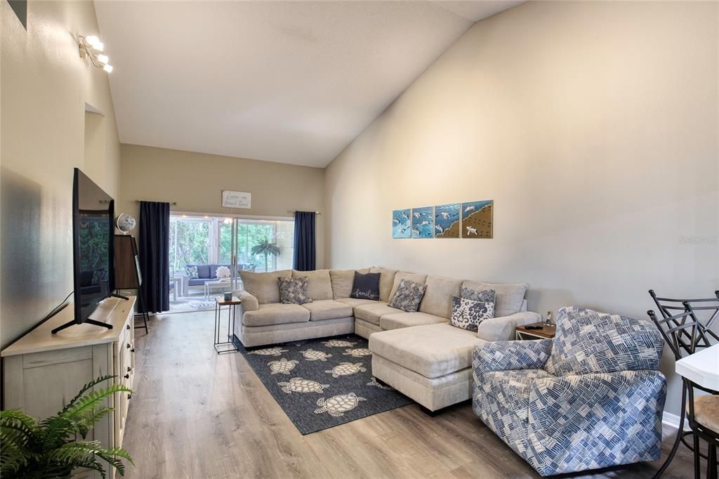 For Sale: $289,900 (2 beds, 2 baths, 1171 Square Feet)