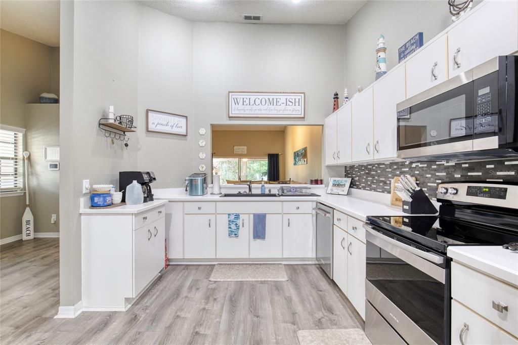 For Sale: $289,900 (2 beds, 2 baths, 1171 Square Feet)