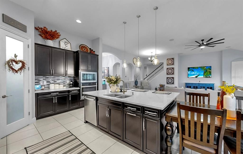 合同活跃: $799,000 (4 贝兹, 4 浴室, 3198 平方英尺)