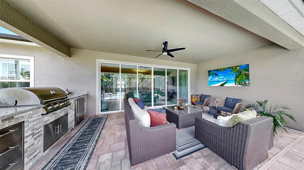 合同活跃: $799,000 (4 贝兹, 4 浴室, 3198 平方英尺)