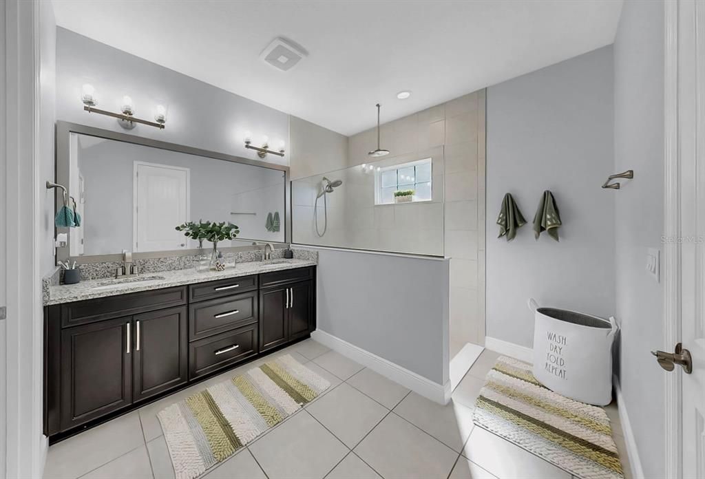 合同活跃: $799,000 (4 贝兹, 4 浴室, 3198 平方英尺)