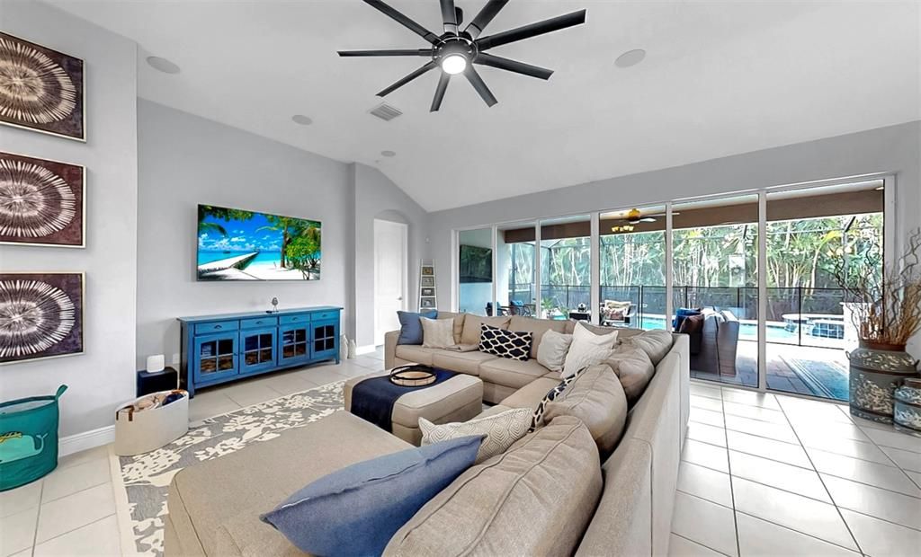 合同活跃: $799,000 (4 贝兹, 4 浴室, 3198 平方英尺)