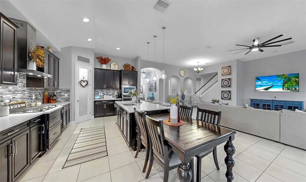 合同活跃: $799,000 (4 贝兹, 4 浴室, 3198 平方英尺)