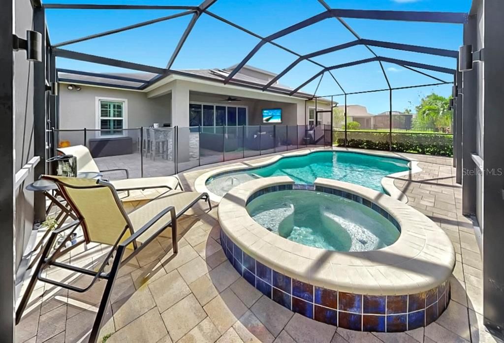 合同活跃: $799,000 (4 贝兹, 4 浴室, 3198 平方英尺)