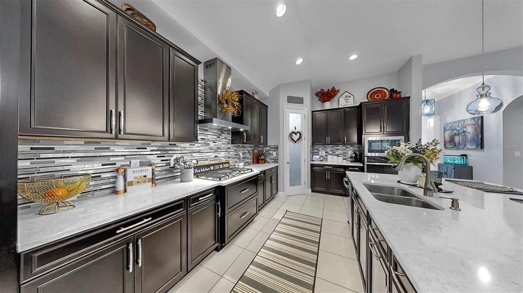 合同活跃: $799,000 (4 贝兹, 4 浴室, 3198 平方英尺)