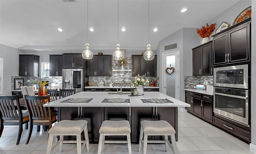 合同活跃: $799,000 (4 贝兹, 4 浴室, 3198 平方英尺)