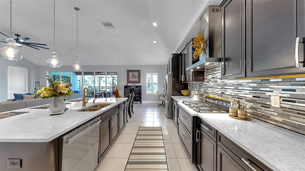 合同活跃: $799,000 (4 贝兹, 4 浴室, 3198 平方英尺)