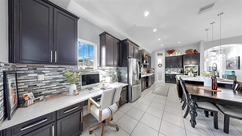 合同活跃: $799,000 (4 贝兹, 4 浴室, 3198 平方英尺)