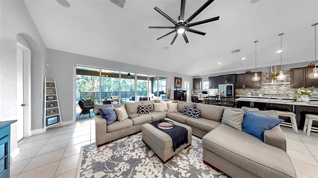 合同活跃: $799,000 (4 贝兹, 4 浴室, 3198 平方英尺)