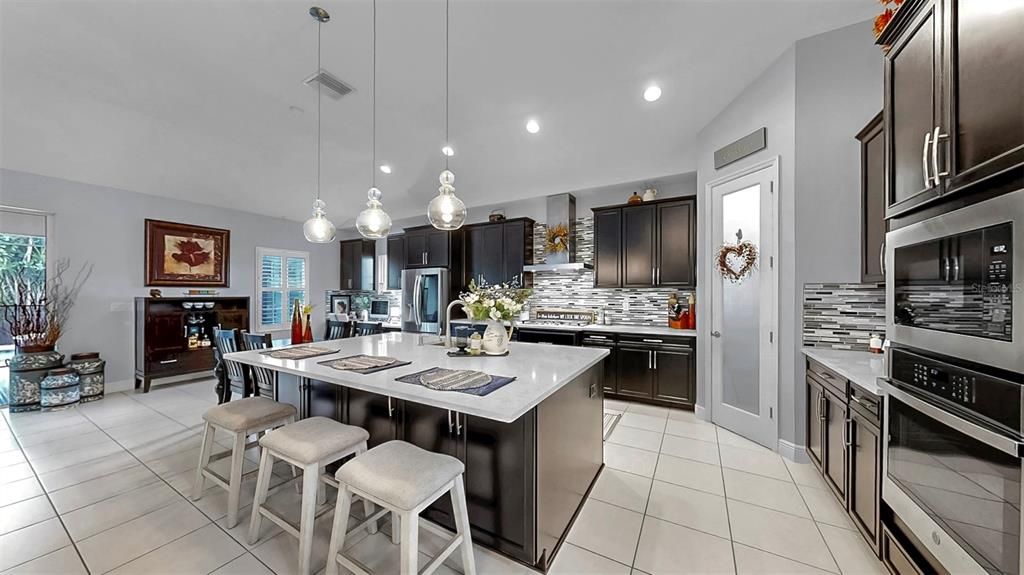 合同活跃: $799,000 (4 贝兹, 4 浴室, 3198 平方英尺)