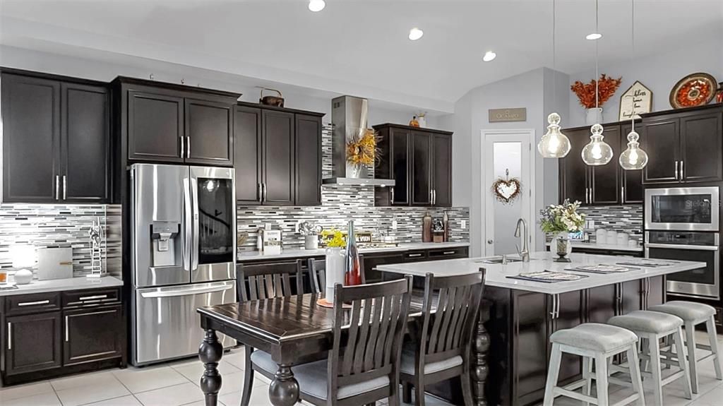 合同活跃: $799,000 (4 贝兹, 4 浴室, 3198 平方英尺)