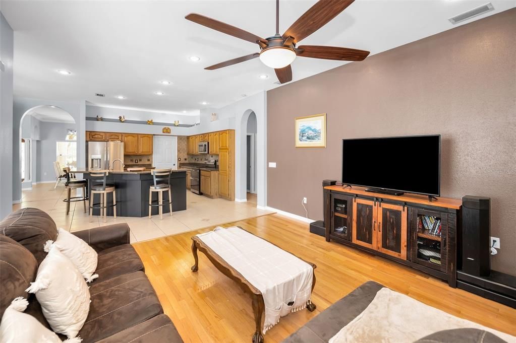 出租: $4,950 (4 贝兹, 3 浴室, 2642 平方英尺)