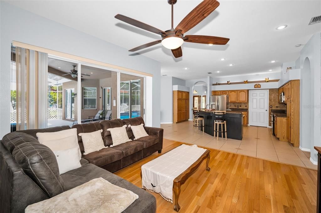 出租: $4,950 (4 贝兹, 3 浴室, 2642 平方英尺)