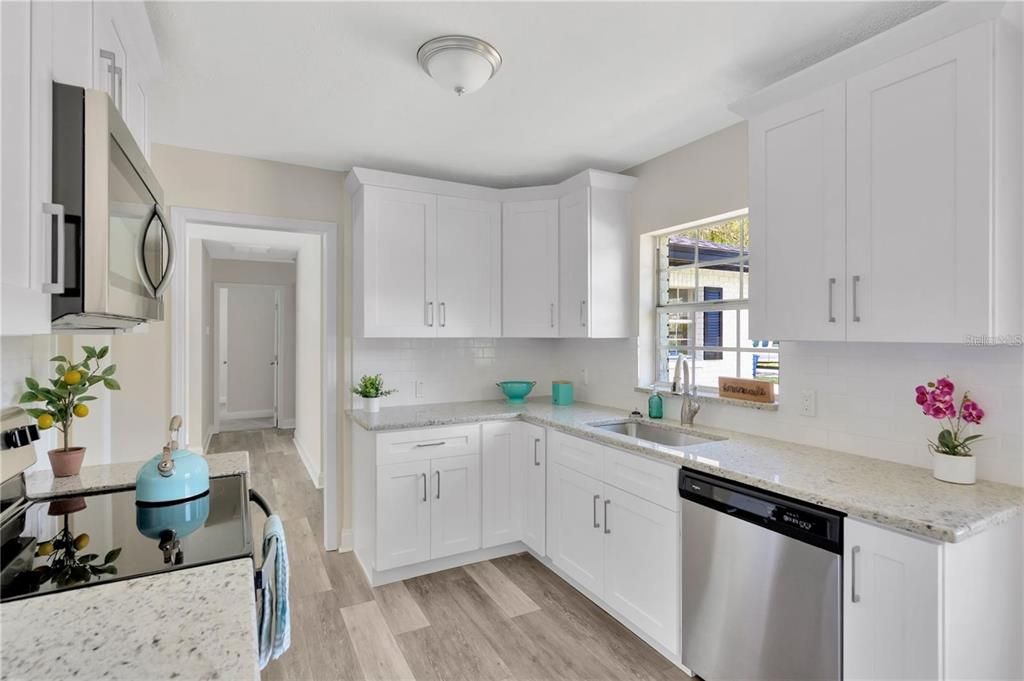 Под контрактом: $2,596 (3 спален, 2 ванн, 1600 Квадратных фут)