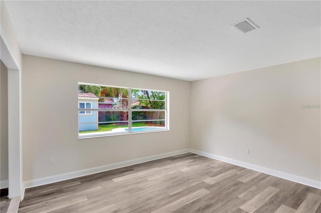 Под контрактом: $2,596 (3 спален, 2 ванн, 1600 Квадратных фут)