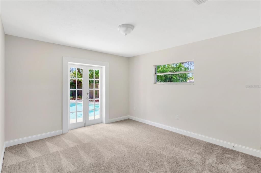 Под контрактом: $2,596 (3 спален, 2 ванн, 1600 Квадратных фут)