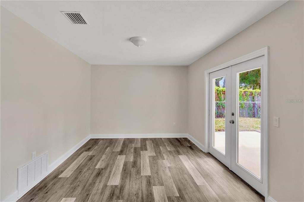 Под контрактом: $2,596 (3 спален, 2 ванн, 1600 Квадратных фут)