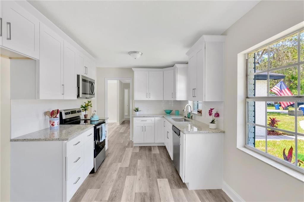 Под контрактом: $2,596 (3 спален, 2 ванн, 1600 Квадратных фут)