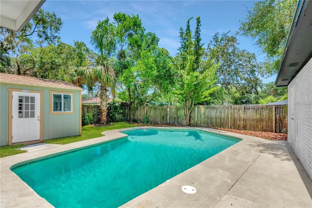 Под контрактом: $2,596 (3 спален, 2 ванн, 1600 Квадратных фут)