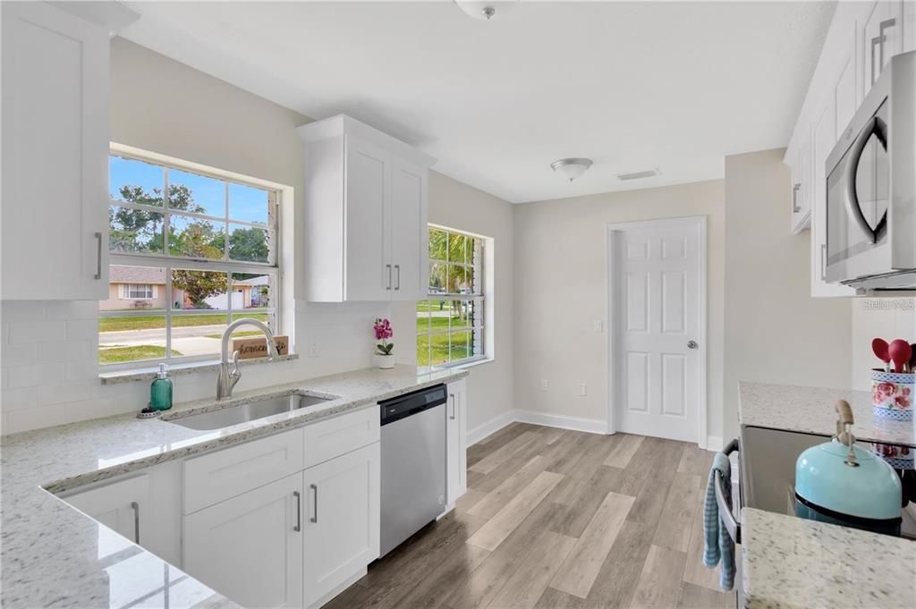 Под контрактом: $2,596 (3 спален, 2 ванн, 1600 Квадратных фут)