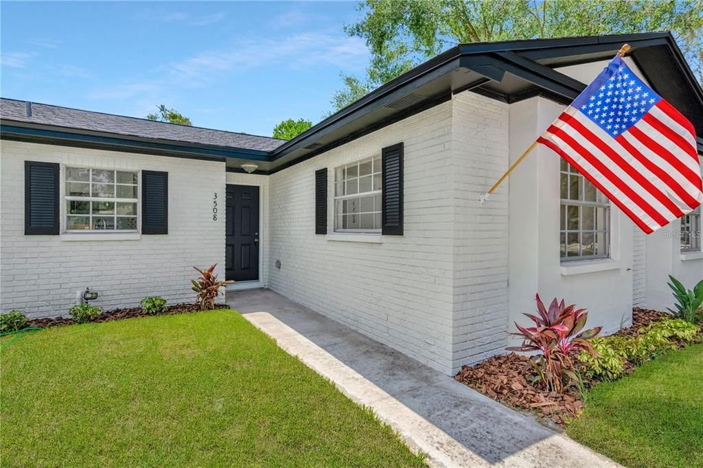 Под контрактом: $2,596 (3 спален, 2 ванн, 1600 Квадратных фут)