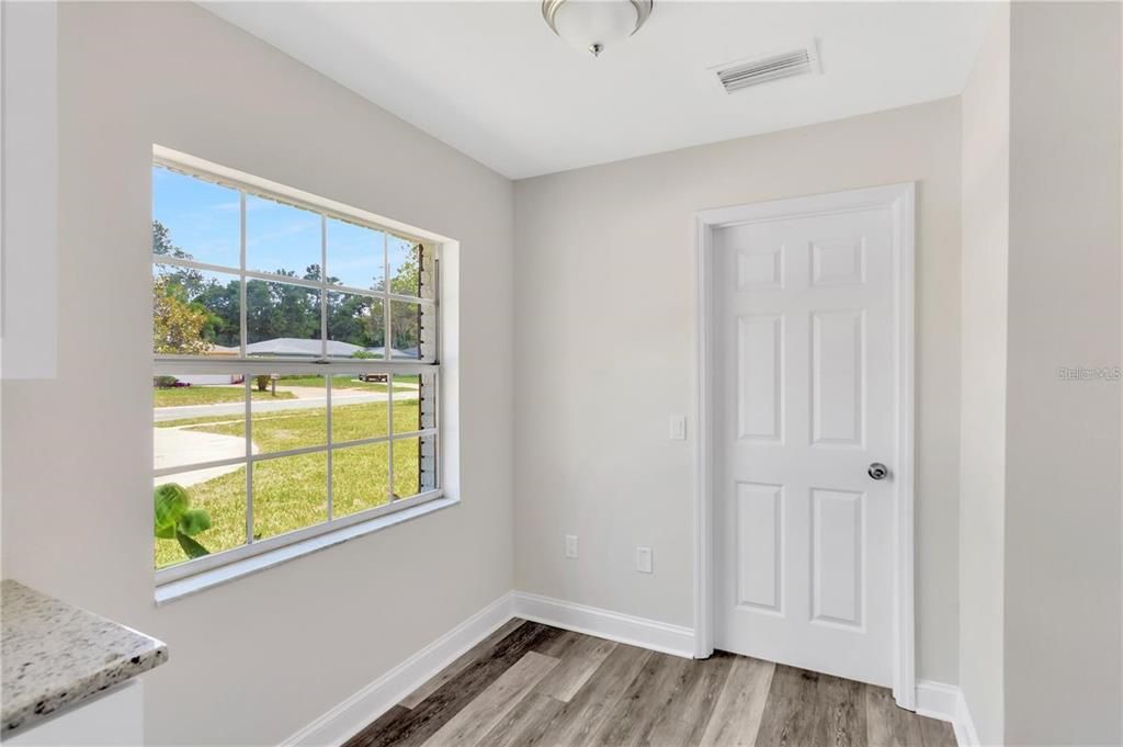 Под контрактом: $2,596 (3 спален, 2 ванн, 1600 Квадратных фут)