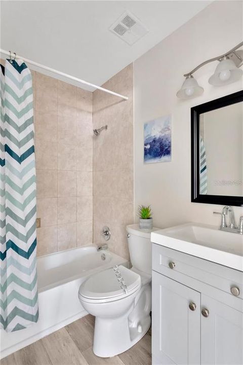 Под контрактом: $2,596 (3 спален, 2 ванн, 1600 Квадратных фут)