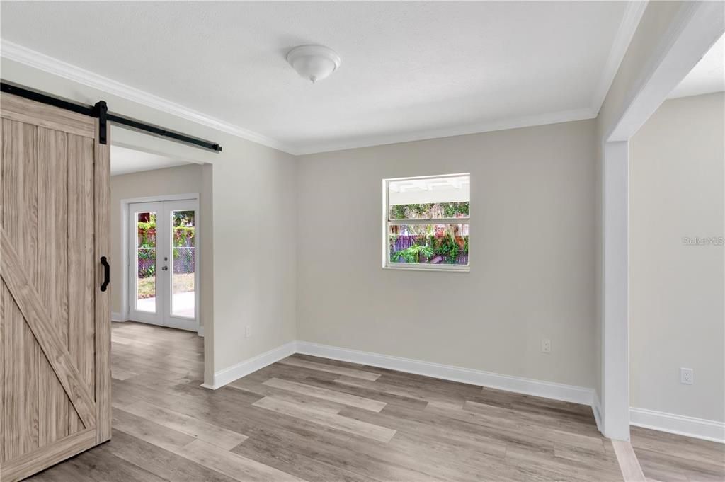 Под контрактом: $2,596 (3 спален, 2 ванн, 1600 Квадратных фут)