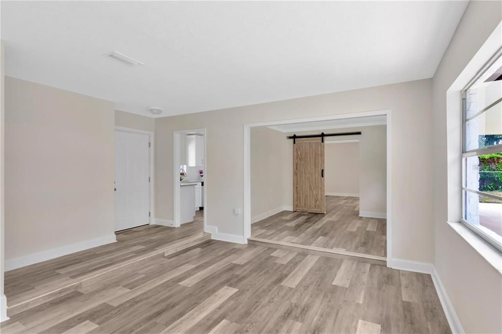 Под контрактом: $2,596 (3 спален, 2 ванн, 1600 Квадратных фут)