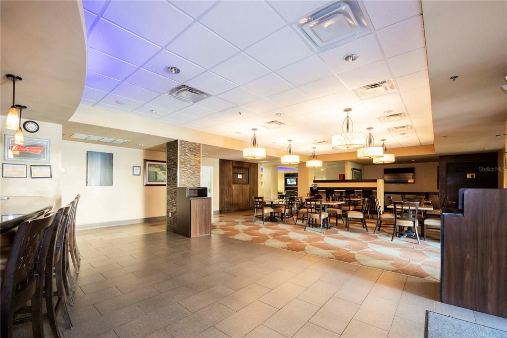 合同活跃: $139,000 (1 贝兹, 1 浴室, 466 平方英尺)