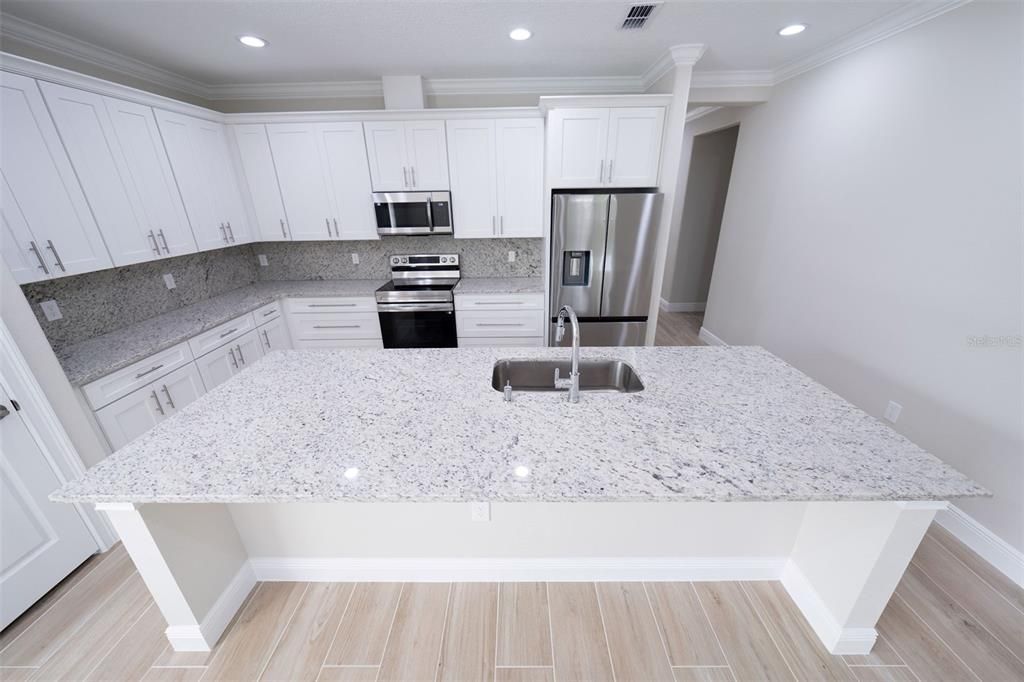 合同活跃: $390,000 (4 贝兹, 3 浴室, 2057 平方英尺)