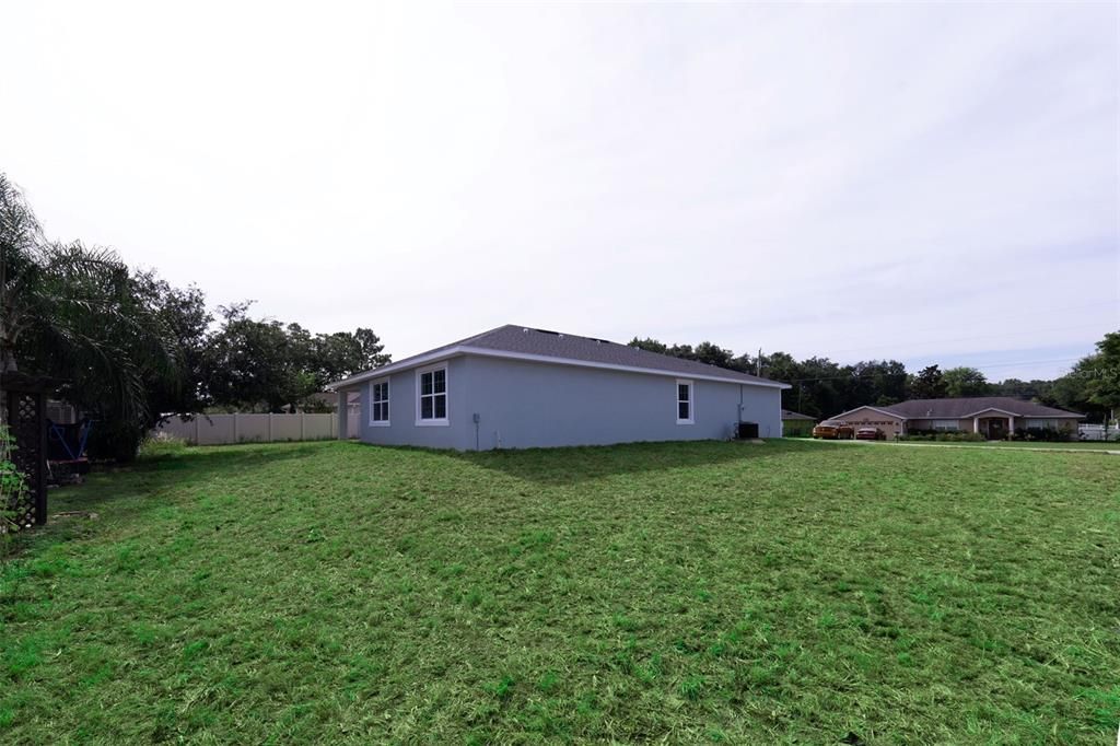 合同活跃: $390,000 (4 贝兹, 3 浴室, 2057 平方英尺)