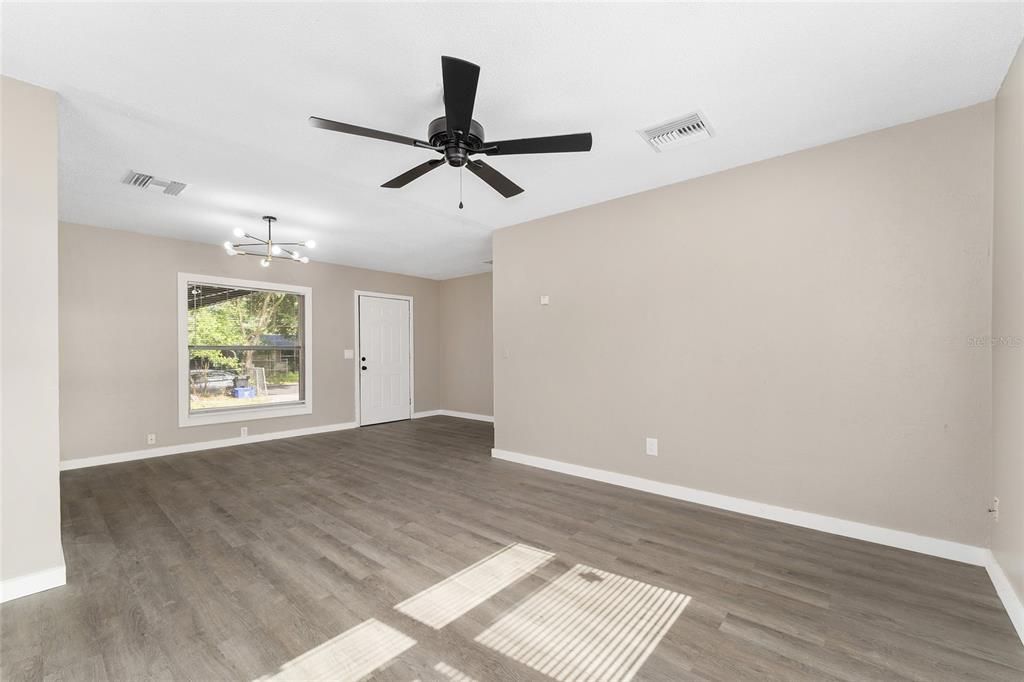 待售: $195,000 (3 贝兹, 1 浴室, 945 平方英尺)