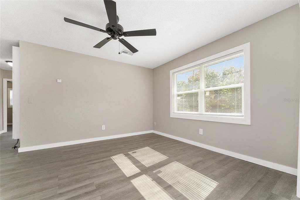 待售: $195,000 (3 贝兹, 1 浴室, 945 平方英尺)