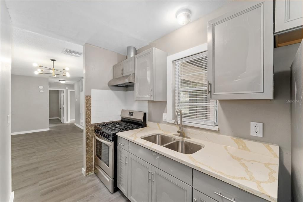 待售: $195,000 (3 贝兹, 1 浴室, 945 平方英尺)