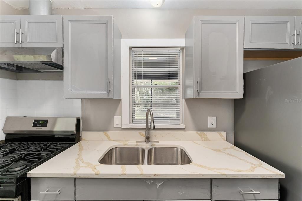 待售: $195,000 (3 贝兹, 1 浴室, 945 平方英尺)