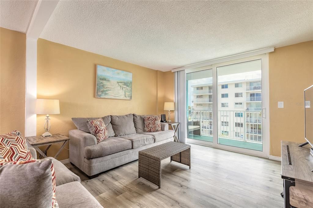 For Sale: $209,000 (2 beds, 2 baths, 929 Square Feet)