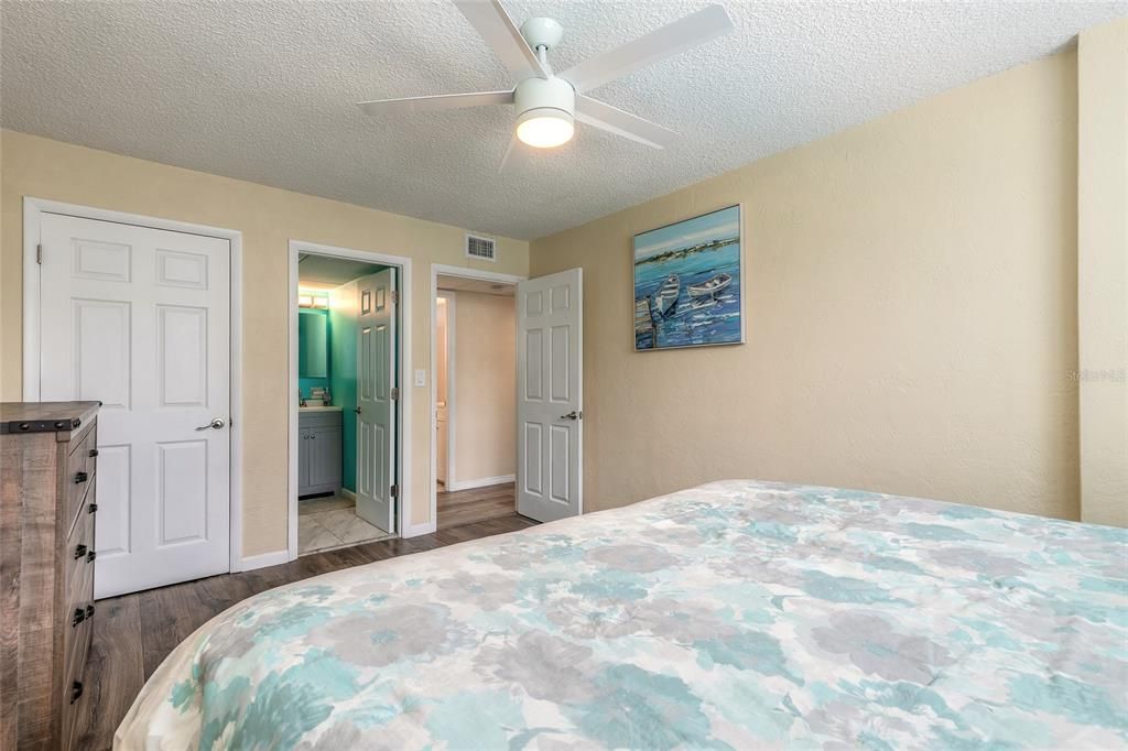For Sale: $209,000 (2 beds, 2 baths, 929 Square Feet)