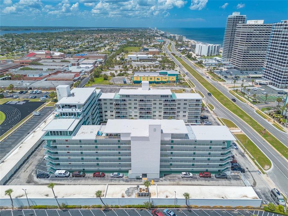 For Sale: $209,000 (2 beds, 2 baths, 929 Square Feet)