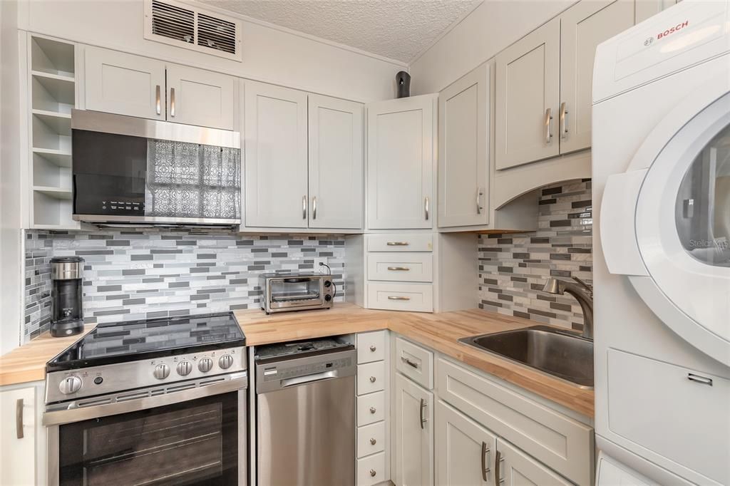 For Sale: $209,000 (2 beds, 2 baths, 929 Square Feet)