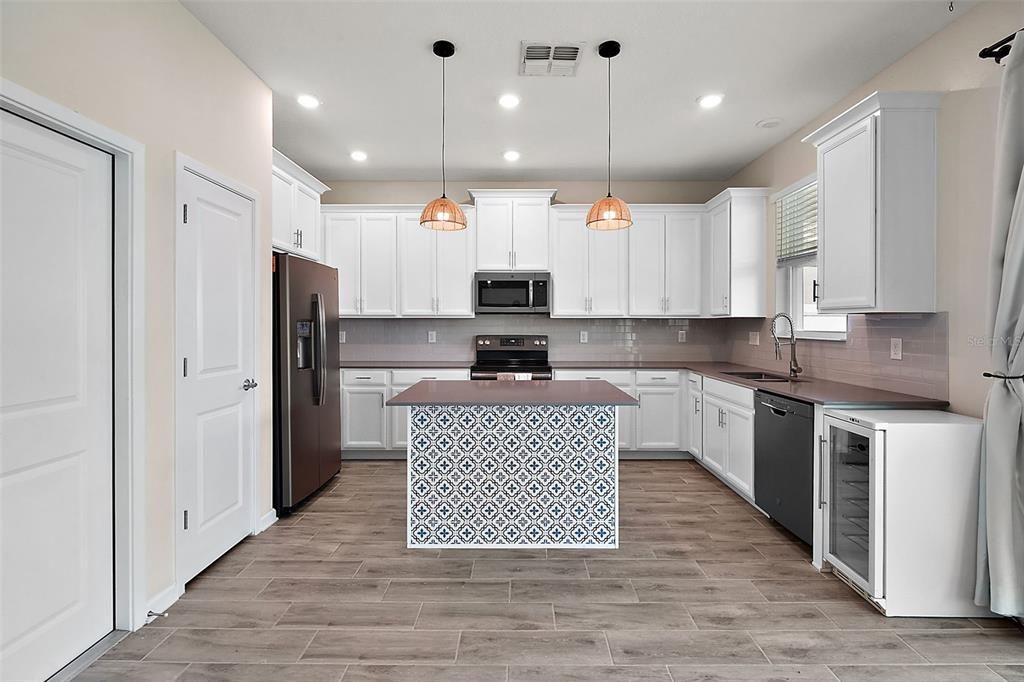 На продажу: $399,900 (4 спален, 2 ванн, 2341 Квадратных фут)