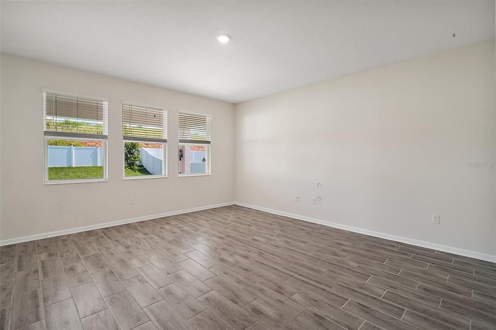 На продажу: $399,900 (4 спален, 2 ванн, 2341 Квадратных фут)