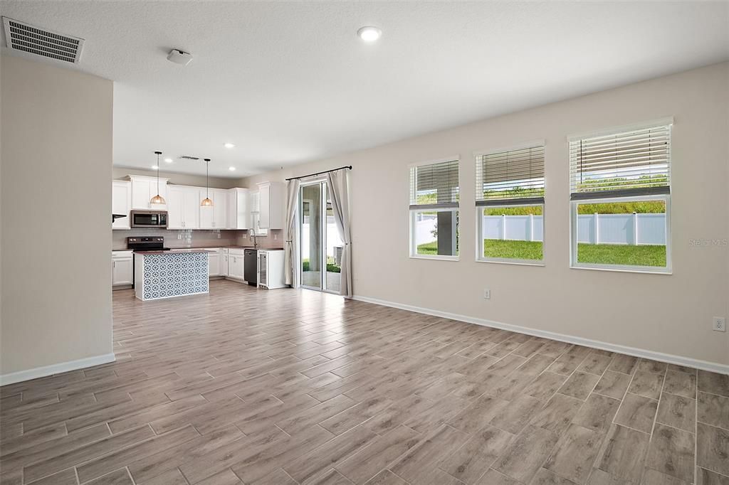 На продажу: $399,900 (4 спален, 2 ванн, 2341 Квадратных фут)