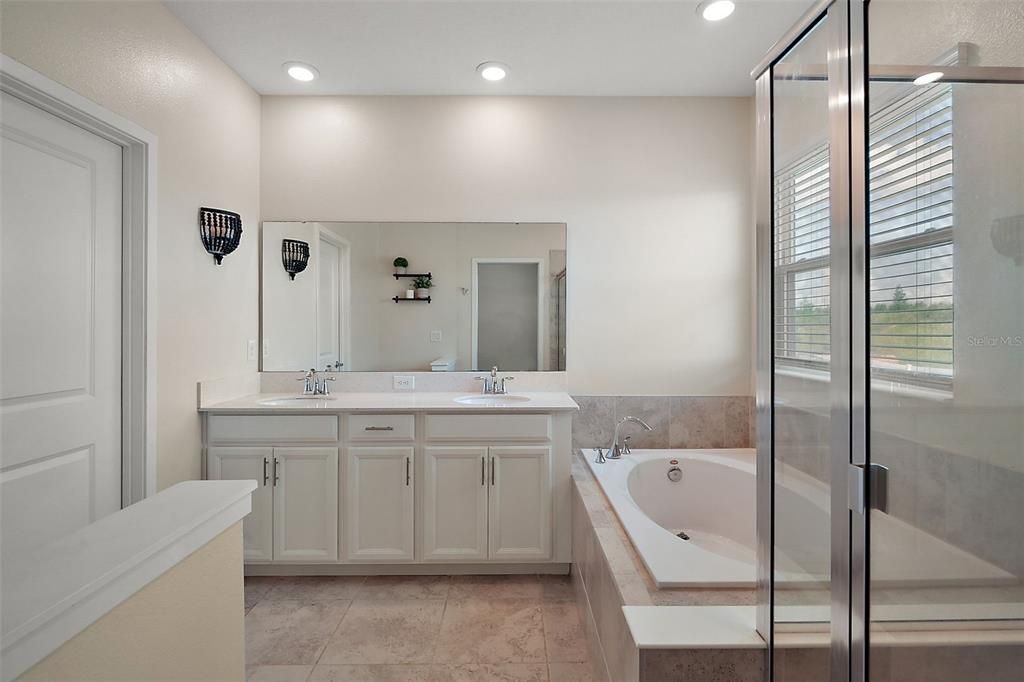 На продажу: $399,900 (4 спален, 2 ванн, 2341 Квадратных фут)